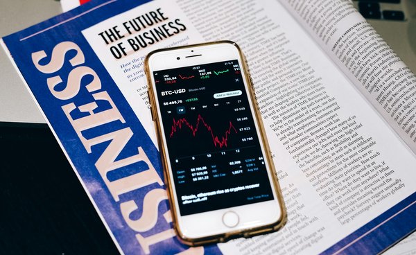 Comment les entreprises peuvent-elles bénéficier de l'utilisation des plateformes d'IA conversationnelle pour le service client?